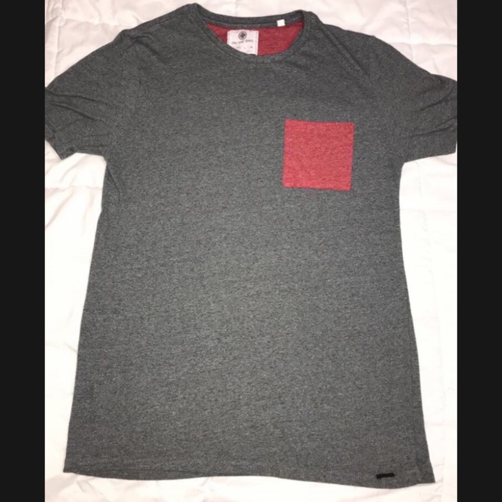 Grey T-shirt with soft red pocket